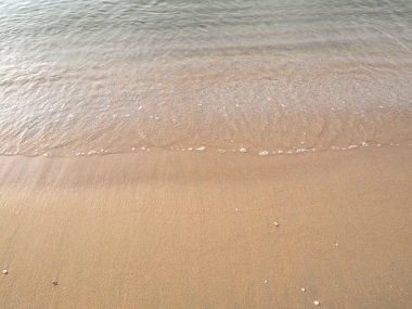 Deniz dalgası kumsalda