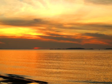 Denizde gün doğumu