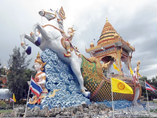 Kanchanaburi, Thajsko - 13 července 2014: V Wat Chaichumphon Chanasongkhram sochy — Stock fotografie