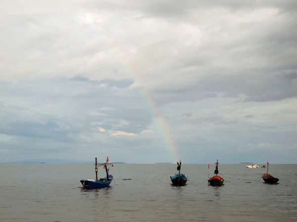 Mały drewniany połowów łodzi pływających na morzu — Zdjęcie stockowe