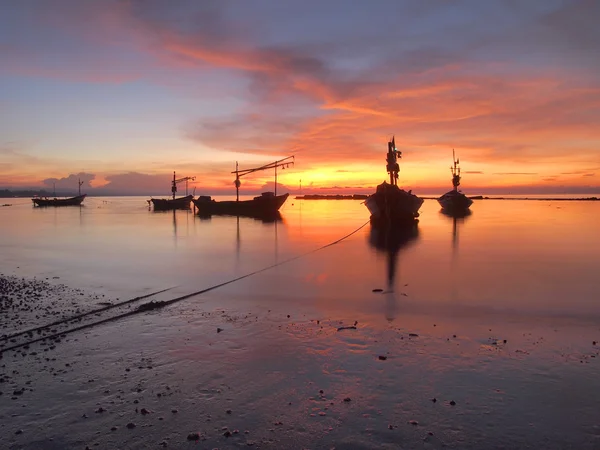 Boot am Strand bei Sonnenaufgang bei Flut — Stockfoto