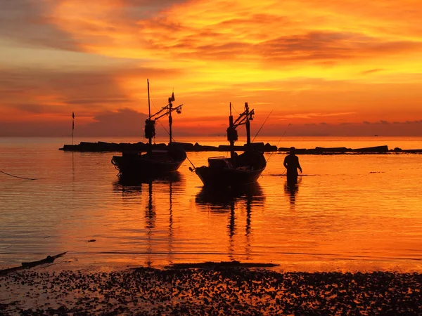 Boot am Strand bei Sonnenaufgang bei Flut — Stockfoto