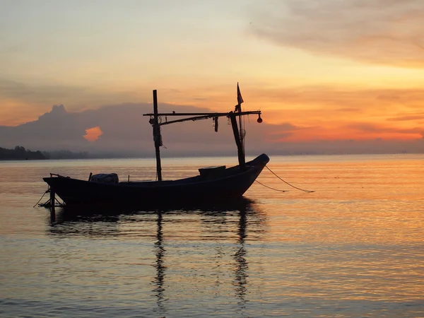 Boot am Strand bei Sonnenaufgang bei Flut — Stockfoto