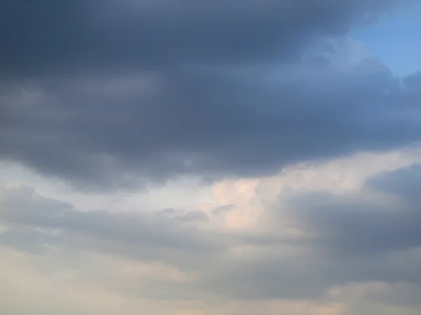 Céu azul e nuvens bonitas — Fotografia de Stock