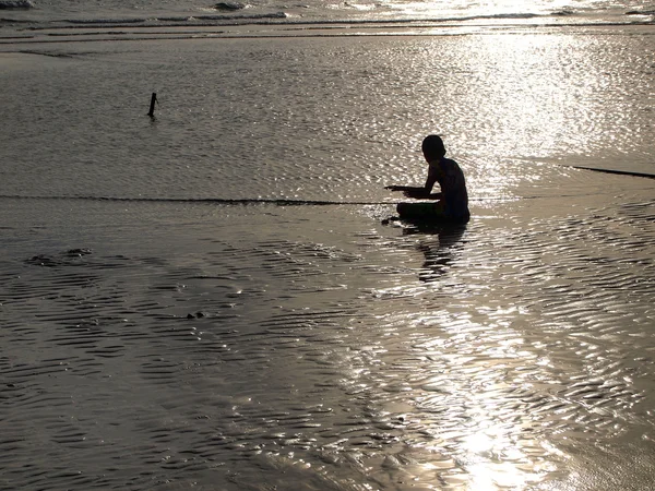 Niño en la playa en la arena jugando — Foto de Stock