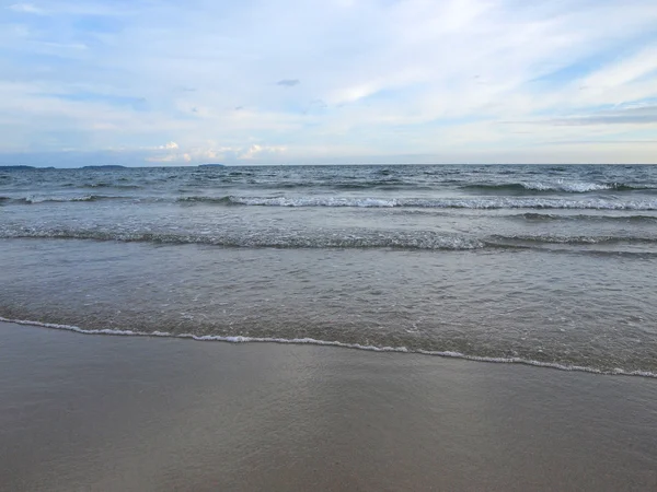 Onda do mar na praia de areia — Fotografia de Stock