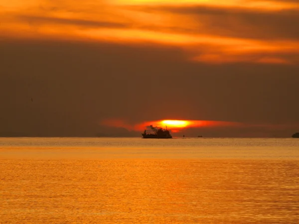 Wschód słońca w morzu — Zdjęcie stockowe