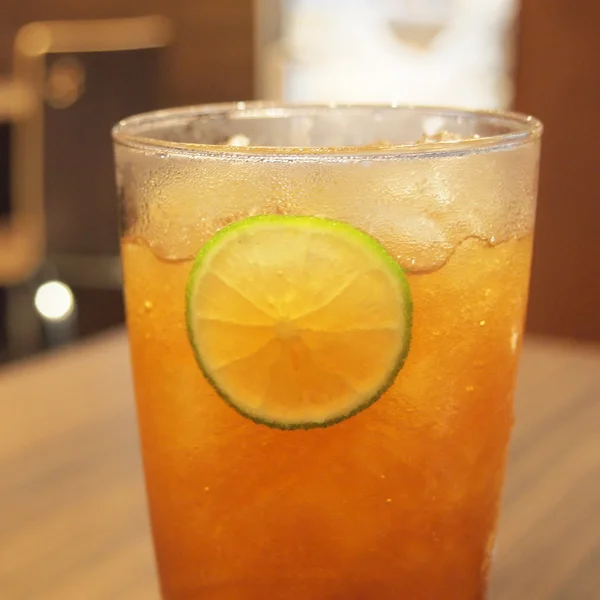 Close up glass of ice tea with lemon — Stock Photo, Image