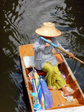 Ratchaburi, Tayland - 16 Nisan 2012: Damnoen Saduak yüzen Pazar Ratchaburi yakın Bangkok, Tayland.