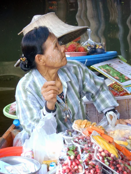 Ratchaburi, Thaiföld - 16 április 2012: Damnoen Saduak úszó piac, Ratchaburi közelében Bangkok, Thaiföld. — Stock Fotó