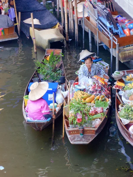 Ratchaburi, Tailandia - 16 de abril de 2012: Damnoen Saduak mercado flotante en Ratchaburi cerca de Bangkok, Tailandia . —  Fotos de Stock