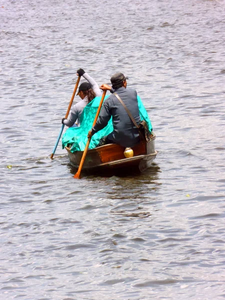 Старый стиль и традиционный тайский способ продажи еды с небольшой лодки в реке — стоковое фото