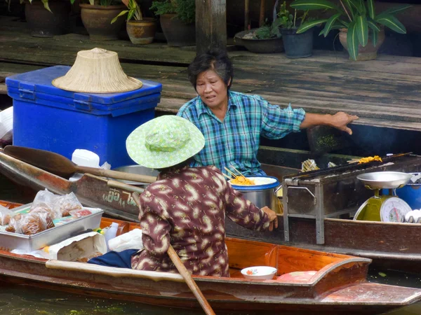 Ратчабури, Таиланд - 16 апреля 2012 года: Плавучий рынок Дамнон Садуак в Ратчабури близ Бангкока, Таиланд . — стоковое фото