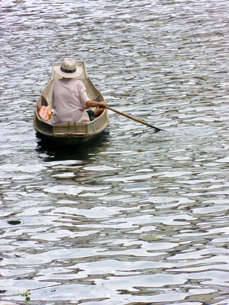 Den gamle stilen og den tradisjonelle thailandske måten å selge mat fra en liten båt i elva på. – stockfoto