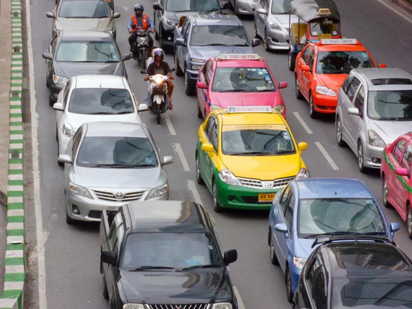 Bangkok, Tailândia - J16 de abril de 2012: O trânsito aproxima-se do gridlock em uma estrada do centro da cidade durante a hora de ponta da noite — Fotografia de Stock