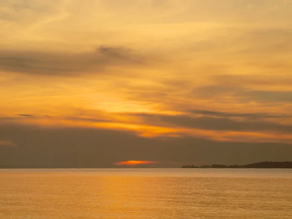 Sonnenaufgang im Meer — Stockfoto