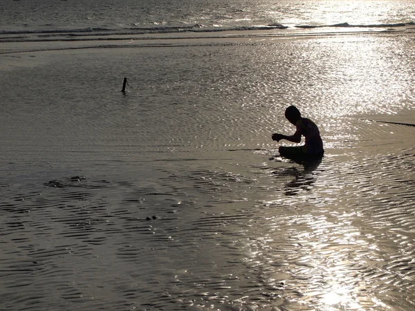 Niño en la playa en la arena jugando — Foto de Stock