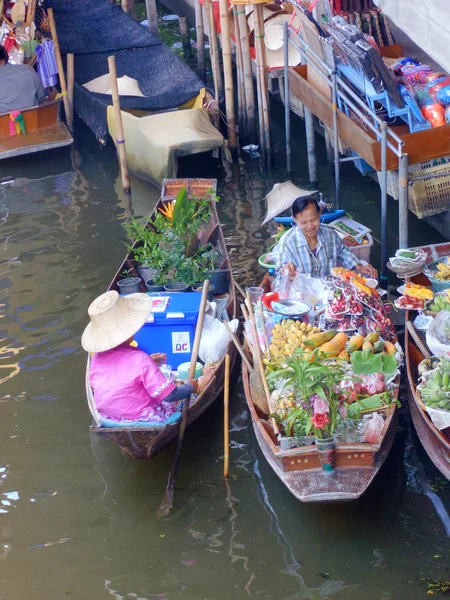 Ratchaburi, Tayland - 16 Nisan 2012: Damnoen Saduak yüzen Pazar Ratchaburi yakın Bangkok, Tayland. — Stok fotoğraf