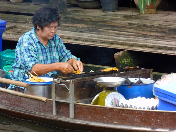 Ratchaburi, Tayland - 16 Nisan 2012: Damnoen Saduak yüzen Pazar Ratchaburi yakın Bangkok, Tayland. — Stok fotoğraf