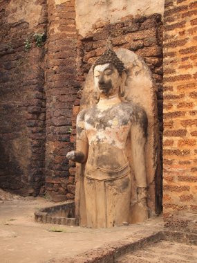 Sukhothai, Tayland - 25 Aralık 2014: Eski Buda heykelinin Wat Phra saldırın