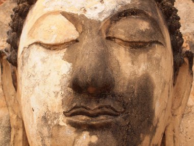 Sukhothai, Tayland - 25 Aralık 2014: Eski Buda heykelinin Wat Phra saldırın