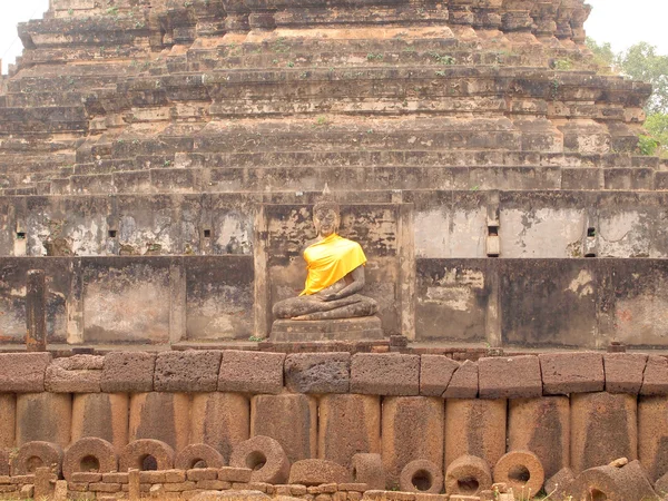 Sukhothai, thailand - 25. Dezember 2014: alte Buddha-Statue im wat phra prang — Stockfoto