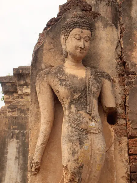 Sukhothai, thailand - 25. Dezember 2014: alte Buddha-Statue im wat phra prang — Stockfoto