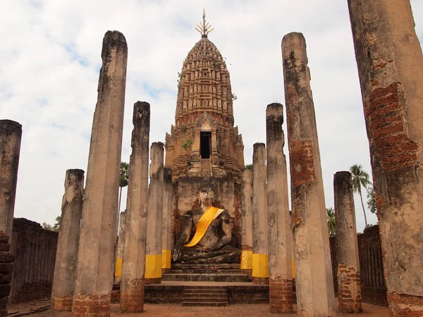 Sukhothai, Tayland - 25 Aralık 2014: Eski Buda heykelinin Wat Phra saldırın — Stok fotoğraf