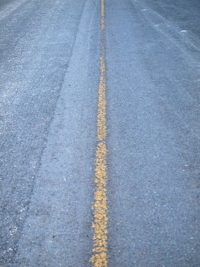 Yakın yol kadar sarı çizginin bölmek