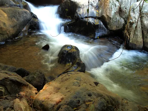 Bella cascata da vicino — Foto Stock