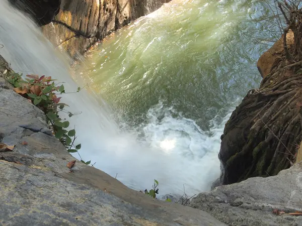 Hermosa cascada de cerca — Foto de Stock