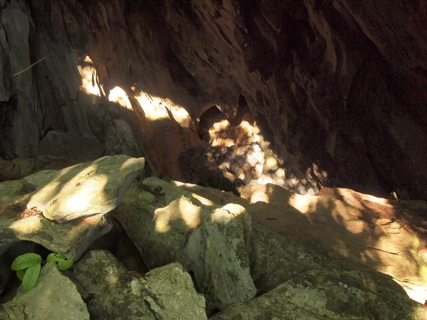 Rayon de soleil dans la grotte — Photo