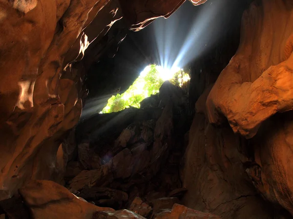 Solen strålar i grotta — Stockfoto