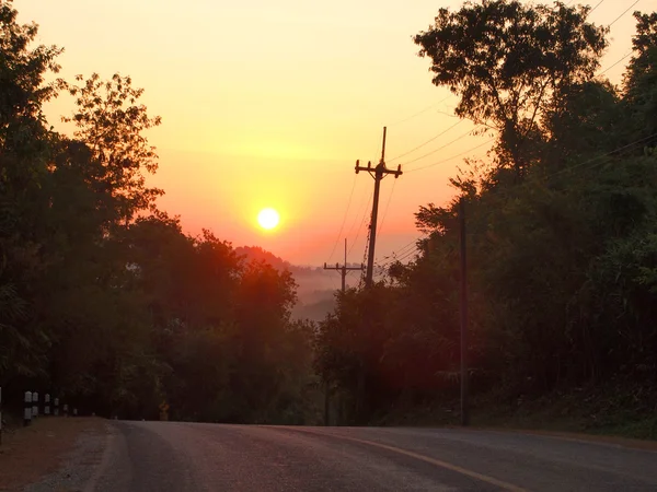 Автодорога восхода солнца закроется — стоковое фото