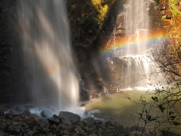 Thailand vattenfall i Sukhothai (Tad Dao) med regnbågar — Stockfoto