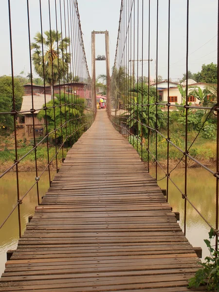 Висячий мост через реку — стоковое фото