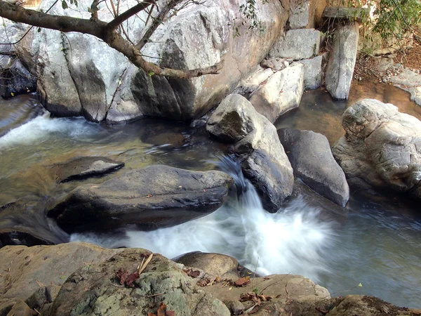 Nádherný vodopád zblízka — Stock fotografie