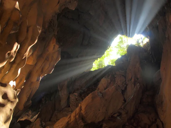 Paprsek slunce v jeskyni — Stock fotografie