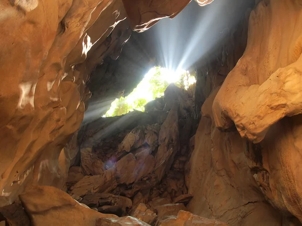 Solen strålar i grotta — Stockfoto