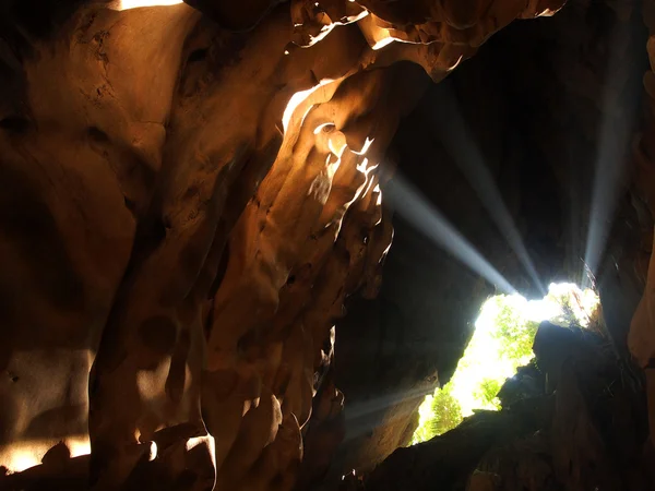 Rayo de sol en cueva —  Fotos de Stock