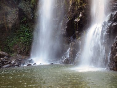 Güzel şelale yakın çekim