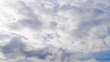 Mavi gökyüzü ve güzel bulutlar