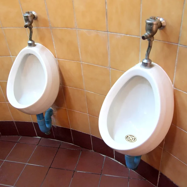 Wit porselein urinoirs in de openbare toiletten — Stockfoto