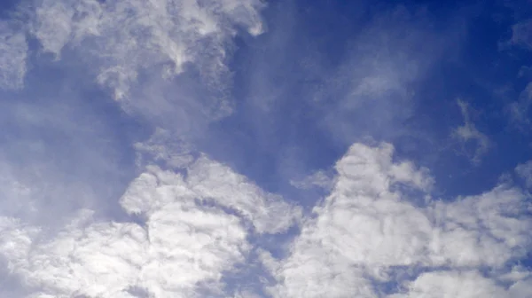 Blå himmel och vackra moln — Stockfoto
