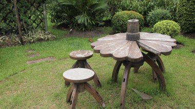 Bahçedeki ahşap çim sandalye