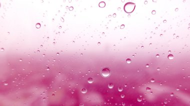 Arka plan olarak cam yüzeyine su damlalarının yakın plan görüntüsü