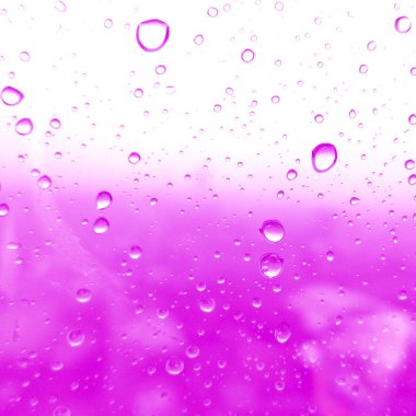 Arka plan olarak cam yüzeyine su damlalarının yakın plan görüntüsü