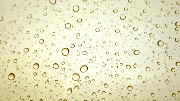 Vízcseppek közelsége az üvegfelületen háttérként — Stock Fotó