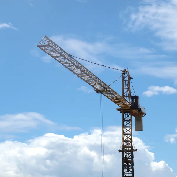 Paisagem industrial com guindastes no céu azul — Fotografia de Stock