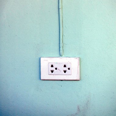 Beyaz elektrik prizine yakın çekim
